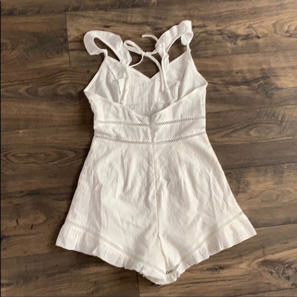 Beautiful Summer White Flutter Romper - Picture 4 of 6